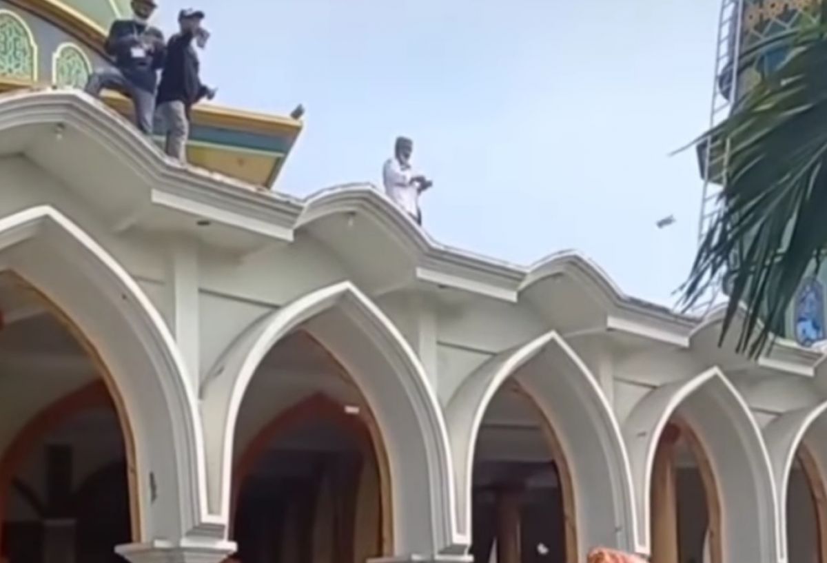 Potongan video di akun @Zulkifli_ali28 yang viral menunjukan penduduk desa yang berebut uang di Lamongan. (Foto: akun Tiktok @Zulkifli_ali28)