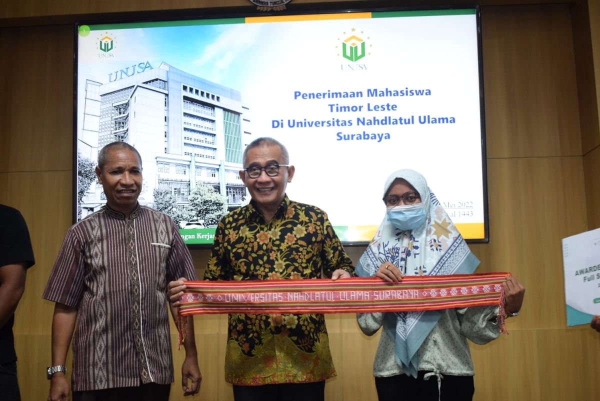Rektor Unusa, Prof. Ir. Achmad Jazidie menyambut tiga mahasiswa asing asal Timor Leste. (Foto: Humas Unusa/jatimnow.com)