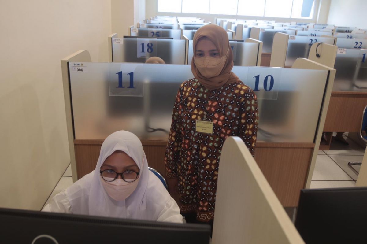 Peserta UTBK di Kampus C Unair, Selasa (17/5/2022).(Foto: Tito/jatimnow.com)