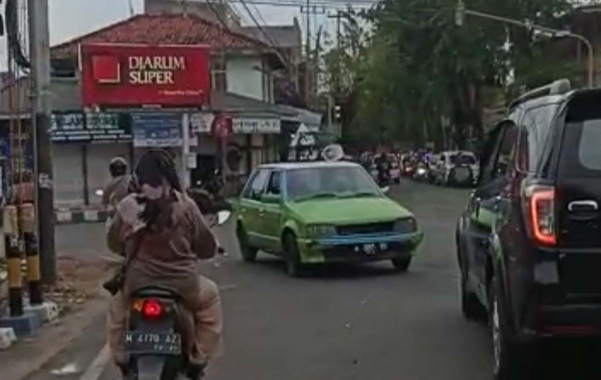 Aksi mobil melaju mundur di Sumenep yang viral (Foto: Tangkapan layar video viral)