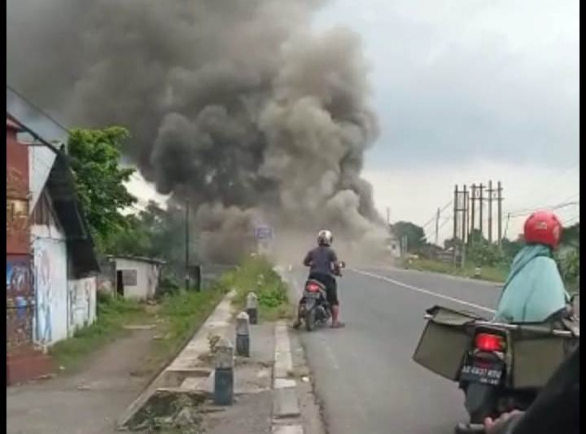Viral, Asap Keluar dari Bawah Jembatan Ngujang di Tulungagung