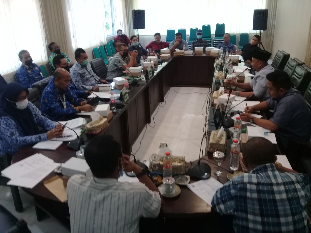 Warga bersama Komisi 3 DPRD Kota Probolinggo menggelar rapat dengan pendapat atas permasalah sampah di daerahnya. (Foto: Mahfud Hidayatullah/jatimnow.com)