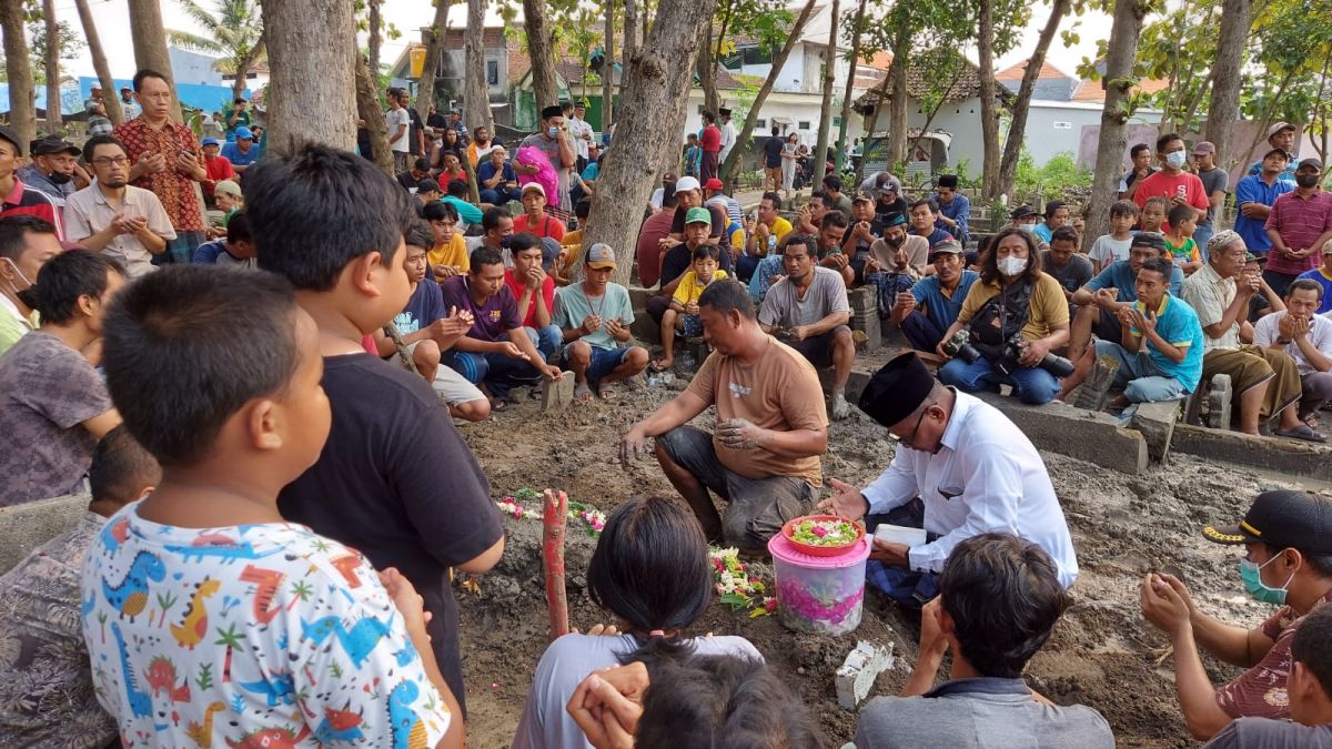 Korban kecelakaan bus di Tol Mojokerto dimakamkan di Benowo, Surabaya (Foto-foto: Ni'am Kurniawan/jatimnow.com)