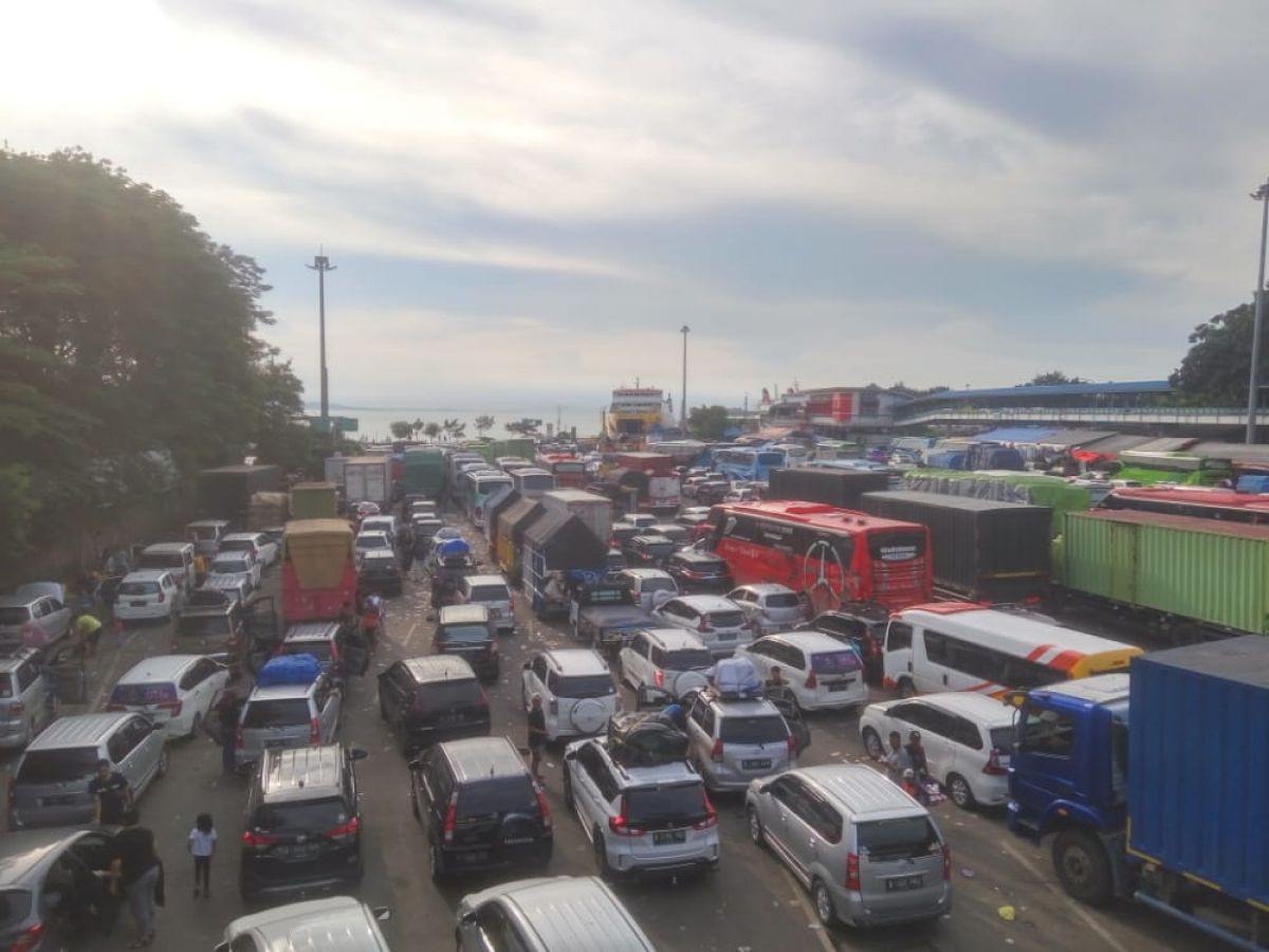 Antrean kendaraan yang terjadi di penyeberangan Merak-Bakuheni saat arus mudik-balik Lebaran 2022 (Foto: Humas DPP Gapasdap)