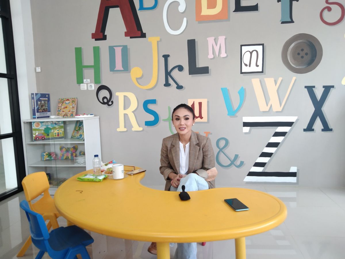 Yuni Shara saat menghadiri peresmian gedung baru sekolah miliknya di Kota Batu. (Foto: Galih Rakasiwi/jatimnow.com)