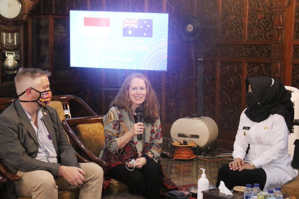 Bupati Mojokerto Ikfina Fahmawati dan Komjen Australia Fiona Hoggart. (Foto: Diskominfo Kabupaten Mojokerto for jatimnow.com)