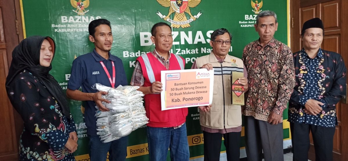 Alfamart Donasikan Uang Receh Konsumen ke Baznas Ponorogo.(Foto: Mita Kusuma/jatimnow.com)