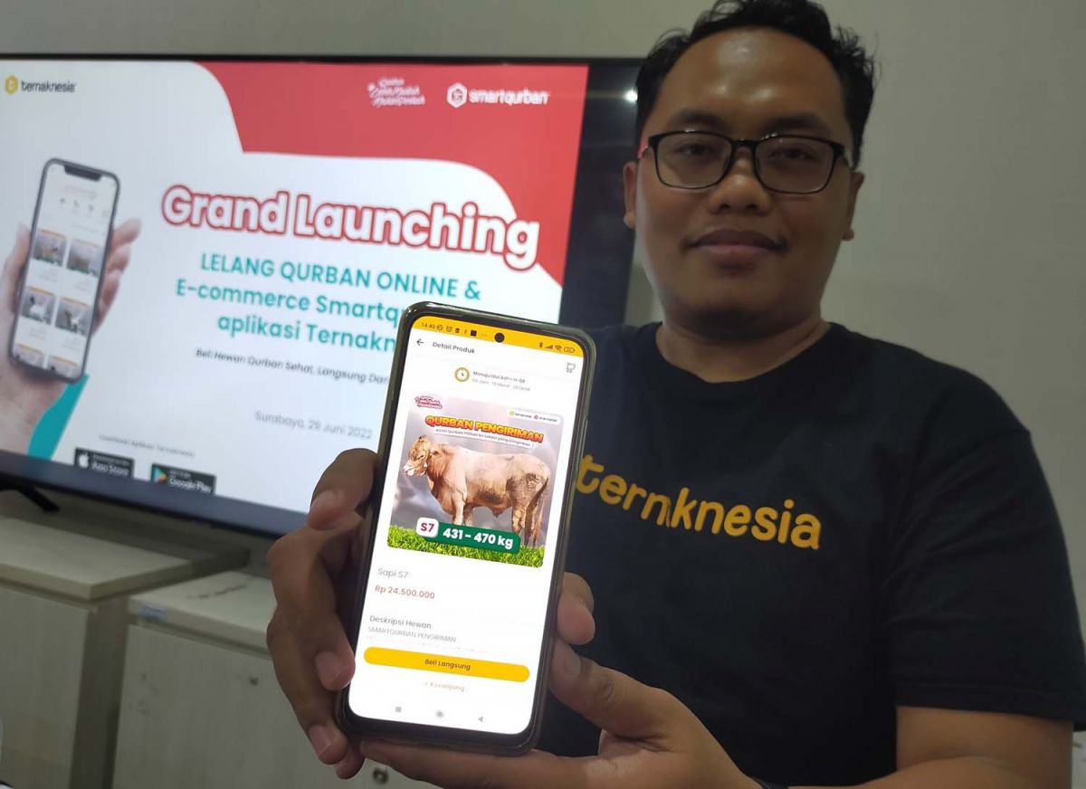 Manager Bisnis Hulu Ternaknesia, Wika Tedi Prayoga saat menjelaskan penggunaan Ternaknesia, aplikasi jual beli hewan qurban di tengah wabah PMK (Foto: Fahrizal Tito/jatimnow.com)