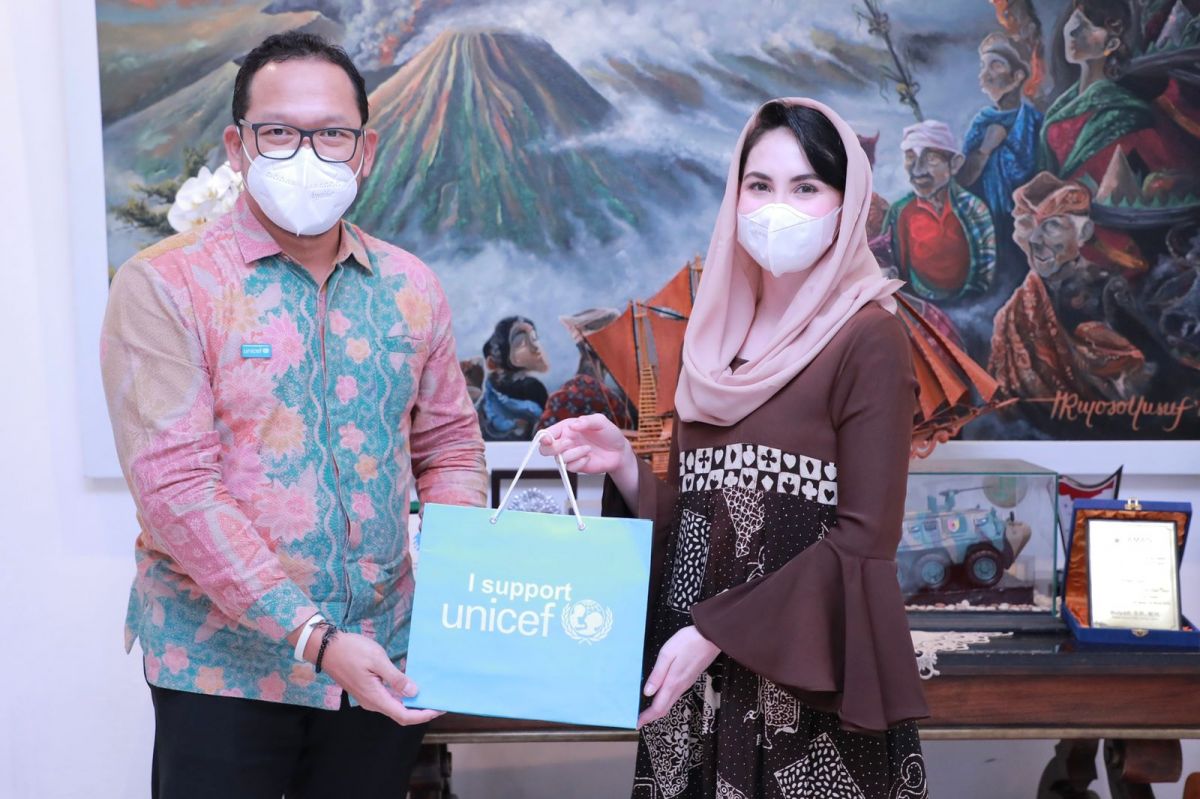 Ketua TP PKK Provinsi Jawa Timur Arumi Bachsin Emil Dardak menerima Kepala Perwakilan Unicef Wilayah Jawa Arie Rukmantara. (Foto: Yono for jatimnow.com)