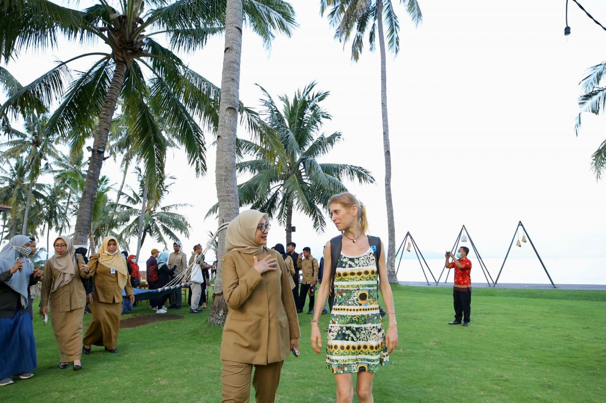 Bupati Banyuwangi Ipuk Fiestiandani bersama tim asesor Unesco Global Geopark (UGG) Martina Paskova.(Foto: Humas Pemkab Banyuwangi)