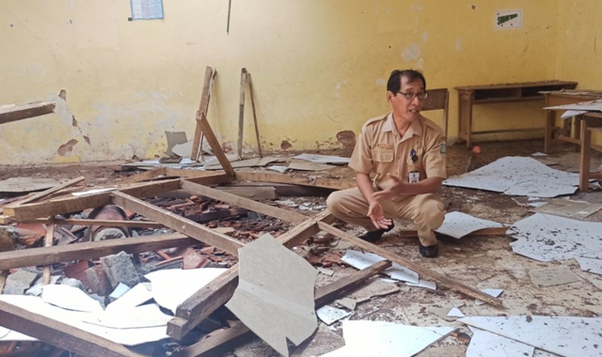 Ruang kelas SDN 2 Dayakan yang ambrol. (Foto: Kusuma Mita/jatimnow.com)