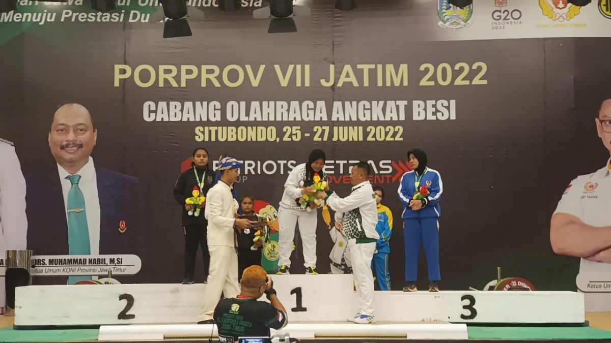 Agsti Restu Utami, atlet angkat besi Bojonegoro saat menerima medali emas Porprov Jatim 2022 di Situbondo. (Foto: KONI Bojonegoro/for jatimnow.com)