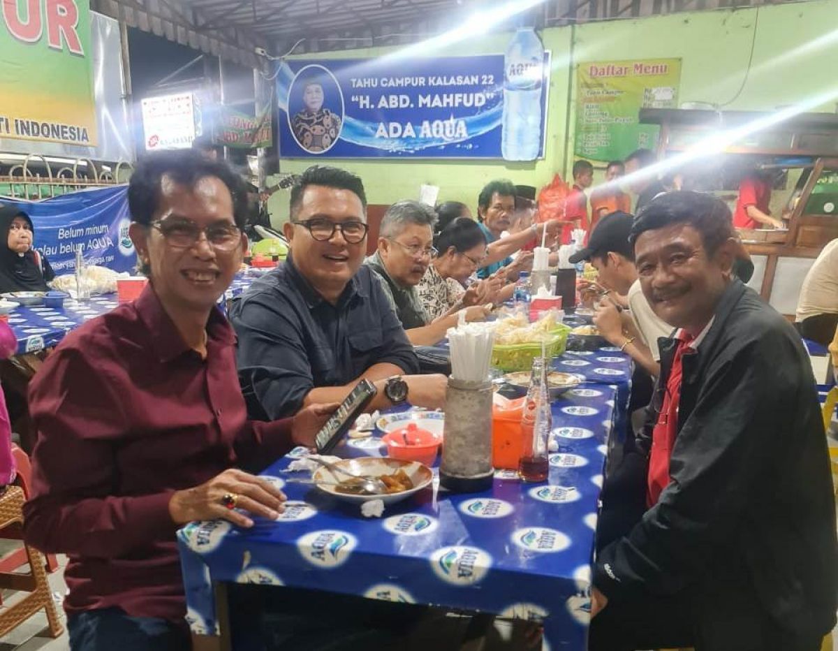 Ketua DPP PDI Perjuangan Djarot Syaiful Hidayat, mantan Gubernur DKI Jakarta, menikmati kuliner tahu campur di Jalan Kalasan bersama Ketua DPRD Surabaya Adi Sutarwijono dan Direktur Operasional PT SIER Didik Prasetyono. (Foto: dok PDIP Surabaya/jatimnow.c