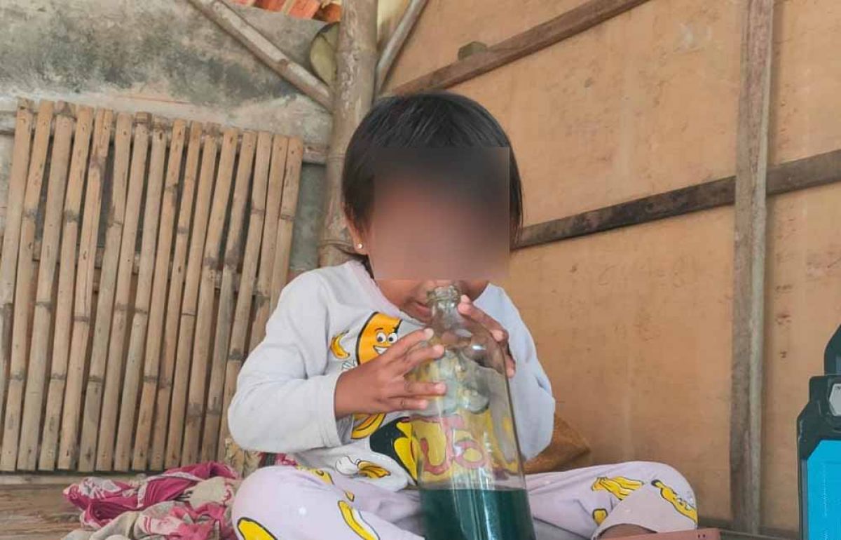 Seorang bocah sedang mencium aroma bensin di Dusun Gendis, Desa Rabasan, Kec. Camplong, Sampang. (Foto: Fathor Rahman/jatimnow.com)