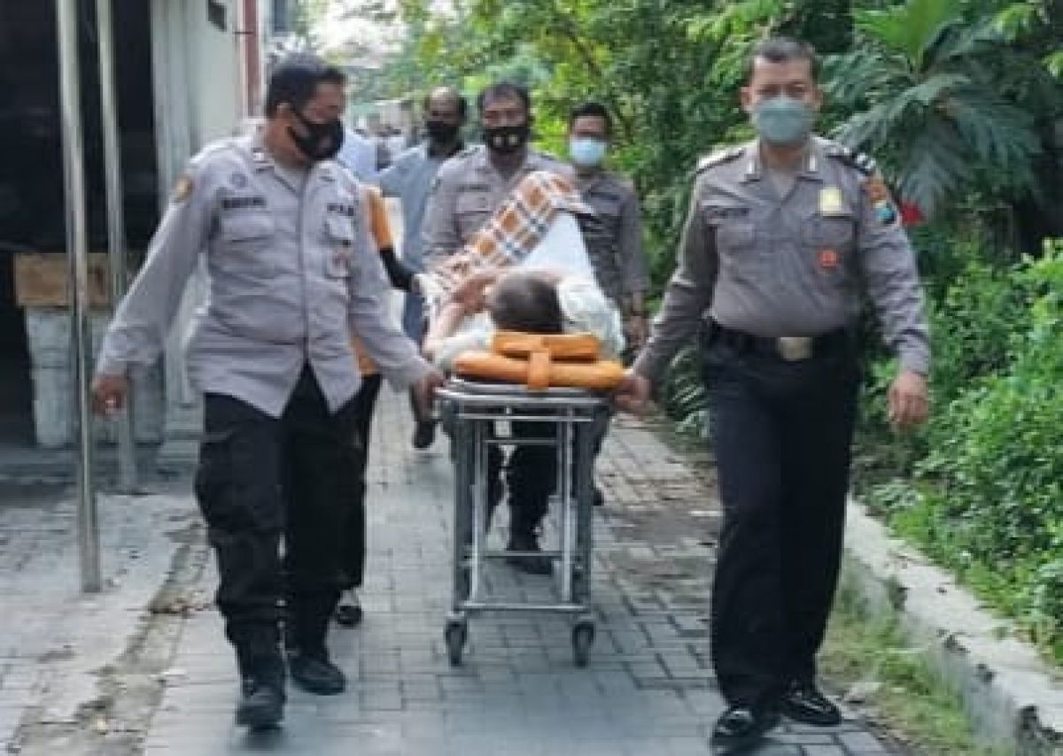 Bambang Surono saat dibawa pihak kepolisian ke rumah sakit (Foto: Zainul Fajar/jatimnow)