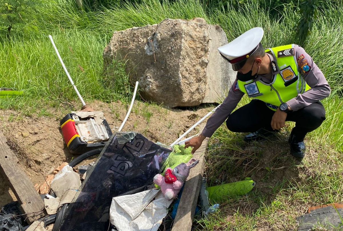 Boneka-boneka Saksi Bisu Kecelakaan Maut yang Tertinggal di Tol Mojokerto