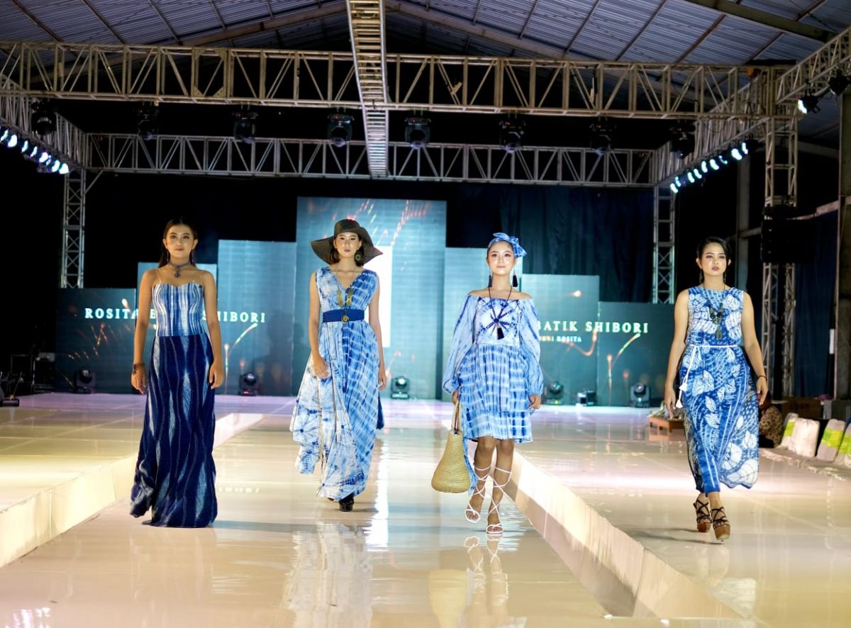 Batik Shibori jadi Pusat Perhatian di Fashion Show Puteri Heritage Indonesia