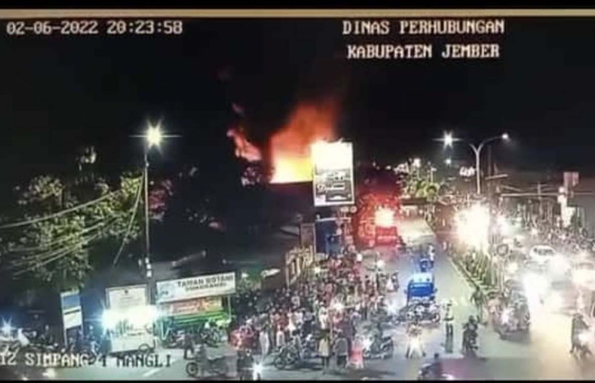 Bengkel motor di Jember terbakar (Foto: Tangkapan layar video CCTV Dishub Jember)