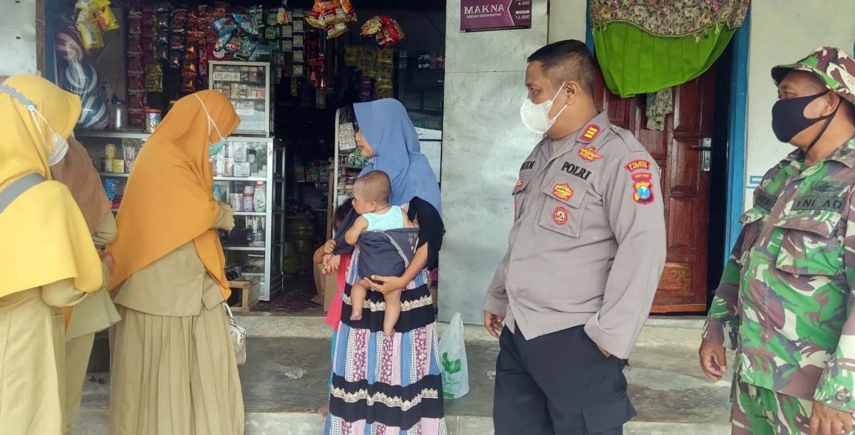 Polisi bersama TNI dan tim kesehatan saat mendatangi rumah bocah kecanduan aroma bensin di Sampang (Foto: Fathor Rahman/jatimnow.com)