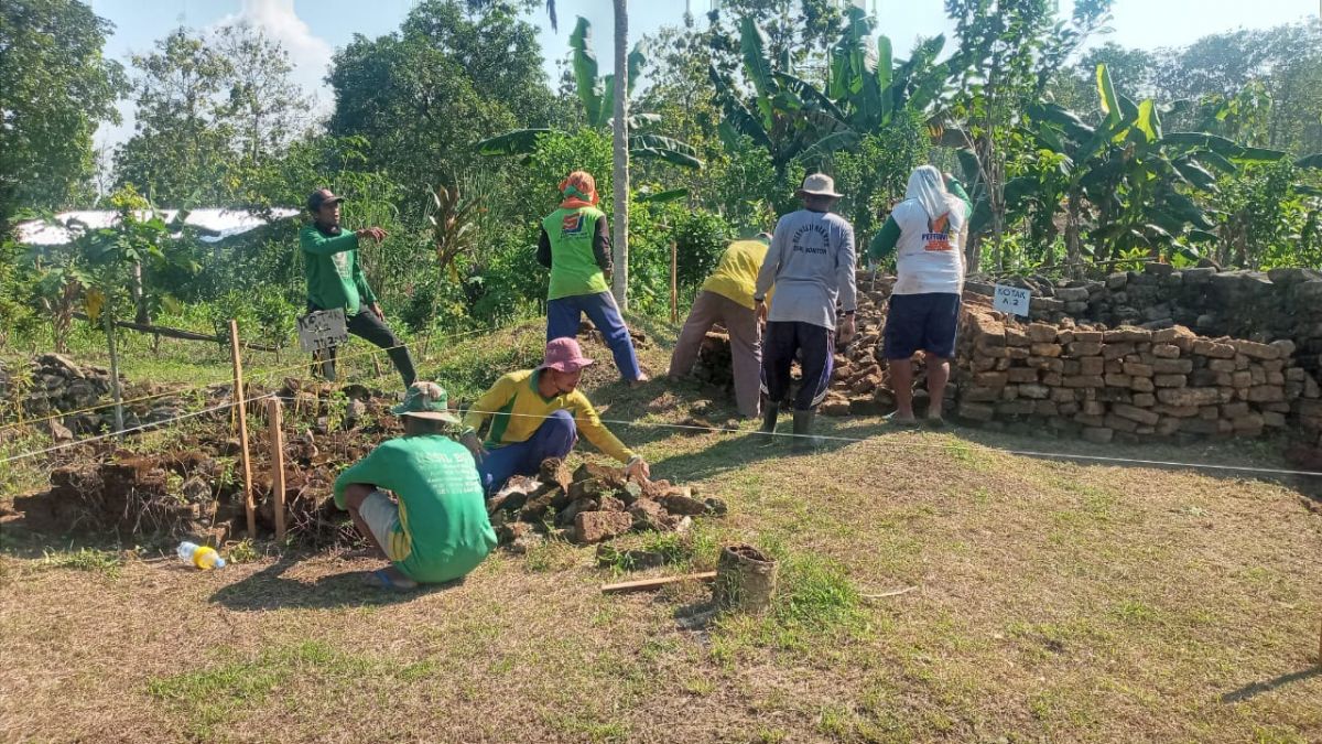 Tim ekskavasi BPCB Jatim di Candi Pataan Lamongan. (Foto : BPCB Jatim for jatimnow.com)