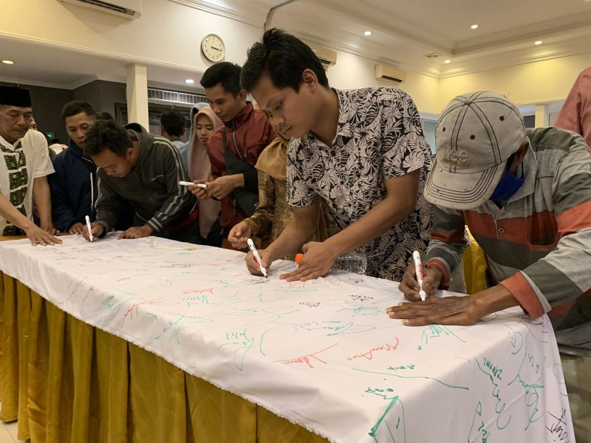 Penggalangan satu juta tanda tangan. (Foto: Dwi Kuntarto Aji/jatimnow.com)