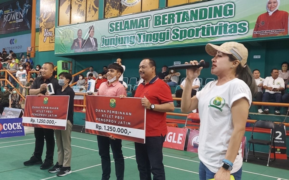 Penyerahan uang pembinaan kepada atlet oleh Ketua PBSI Jatim dan Ketua KONI Jatim. (Foto-foto: Ni'am Kurniawan/jatimnow.com)