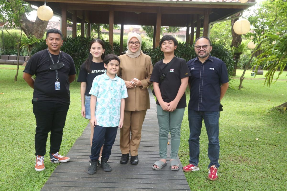 Bupati Banyuwangi Ipuk Fiestiandani bersama pemain film Anak Penangkap Hantu.(Foto: Humas Pemkab Banyuwangi)