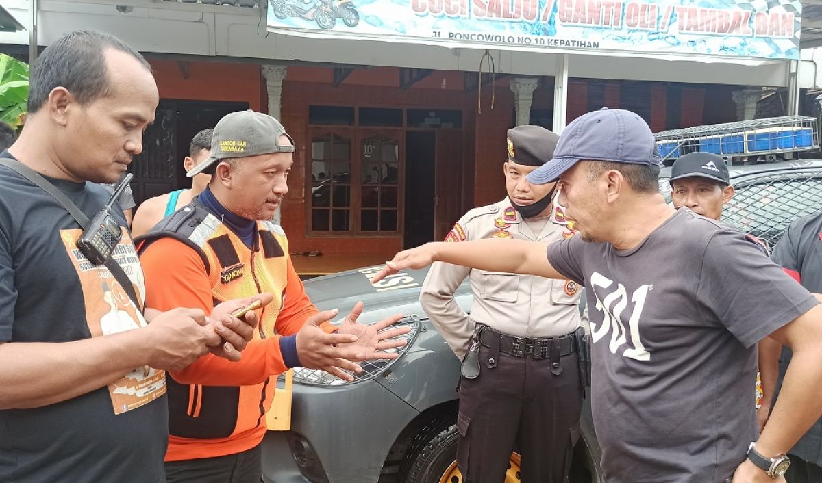 Bupati Kang Giri meninjau banjir (Foto: Mita Kusuma/jatimnow.com)
