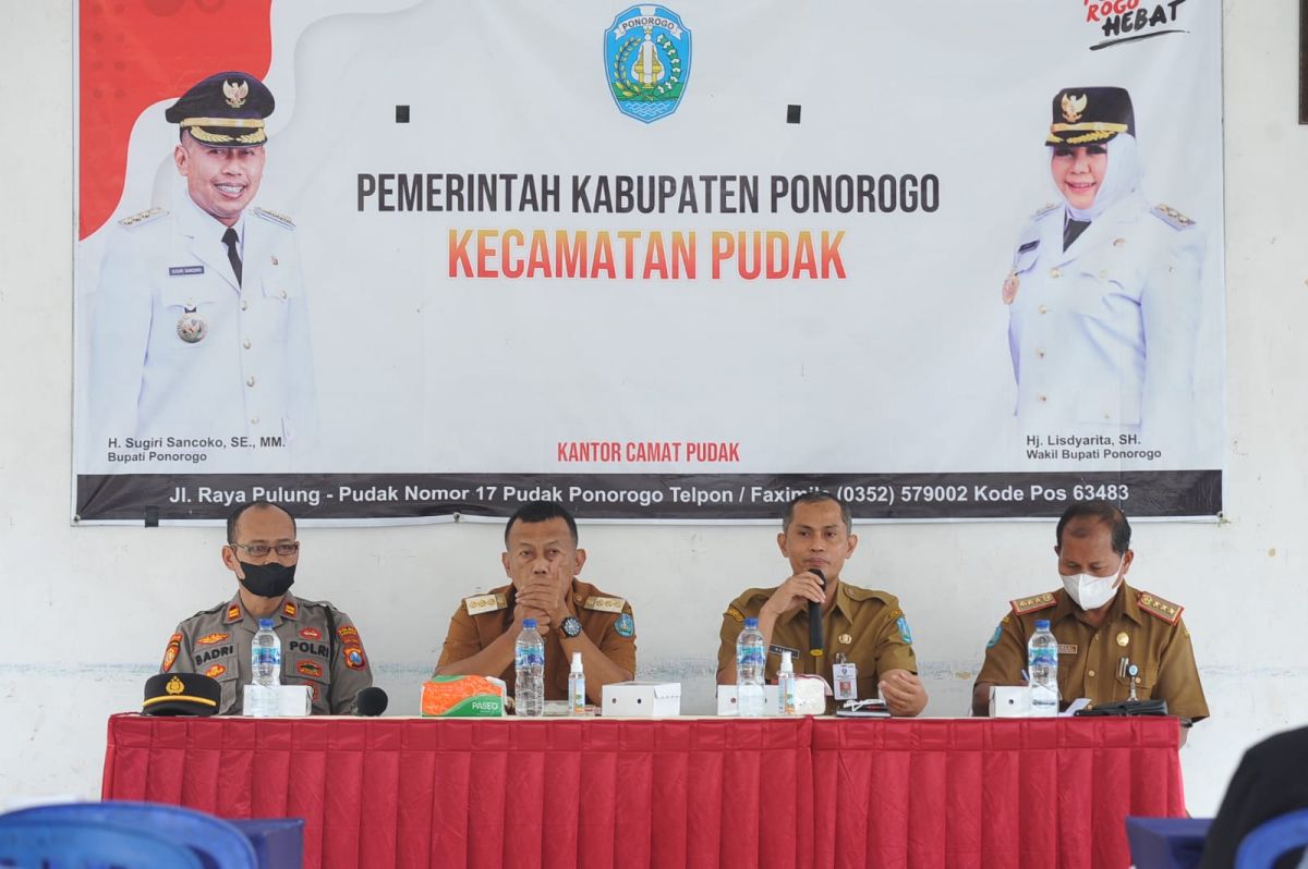 Bupati Ponorogo Sugiri Sancoko saat ngantor di Kecamatan Pudak. (Foto: Kominfo Ponorogo/jatimnow.com)