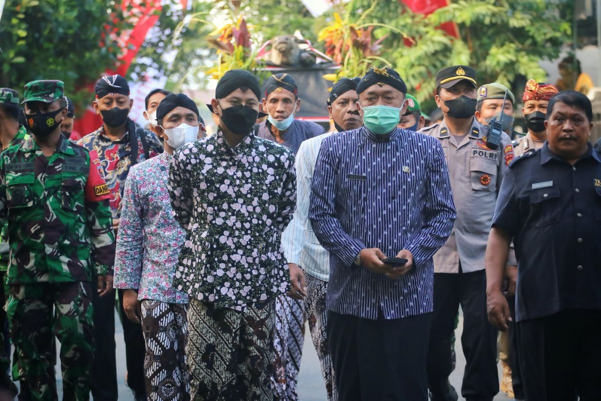 Bupati Trenggalek, Mochamad Nur Arifin saat mengikuti kegiatan Nyadran. (Foto: Humas Pemkab Trenggalek/jatimnow.com)
