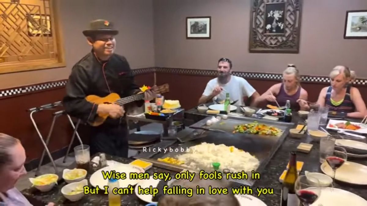 Aksi Ricky bernyanyi di hadapan para bule di Amerika (Foto: Tangkapan layar channel YouTube Rickybobychef)