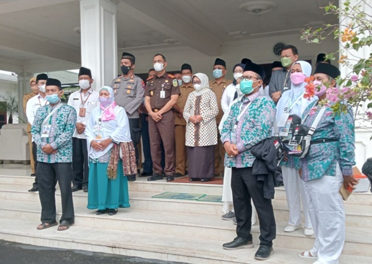 Bupati Jombang Mundjidah Wahab melepas keberangkatan CJH asal Jombang. (Foto: Elok Aprianto/jatimnow.com)