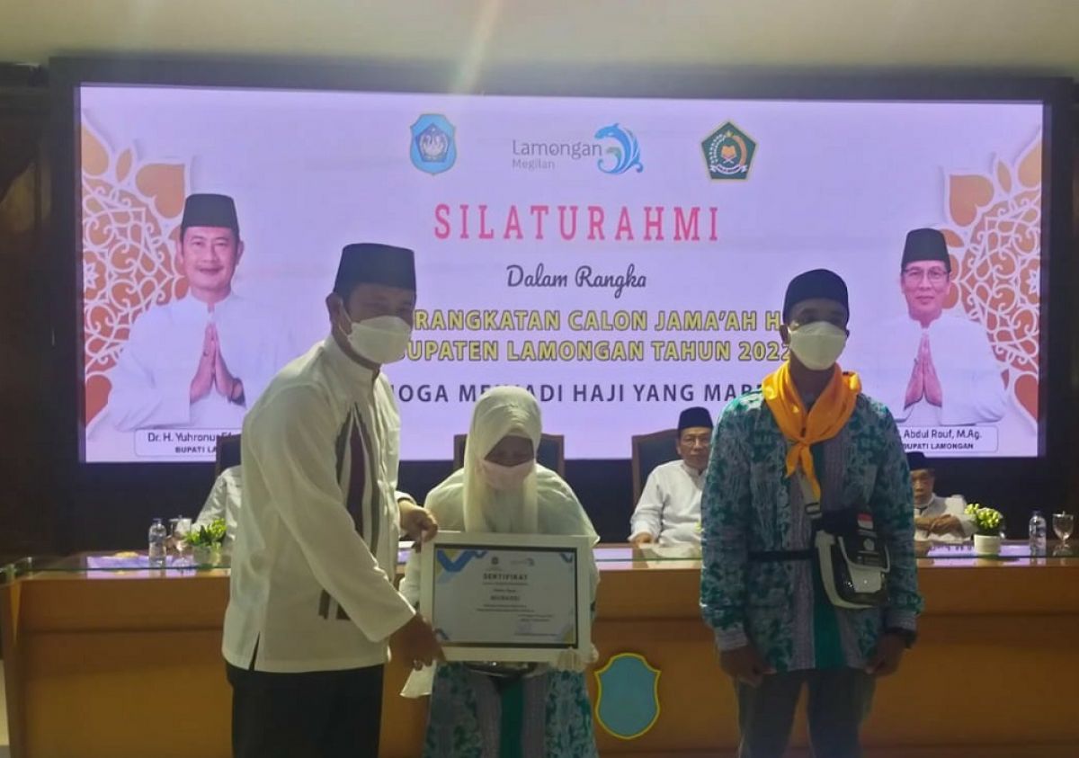 Munasri salah satu CJH Lamongan gagal berangkat saat menerima predikat CJH tertua dari Pemkab Lamongan. (Foto: Adyad Ammy Iffansah/jatimnow.com)