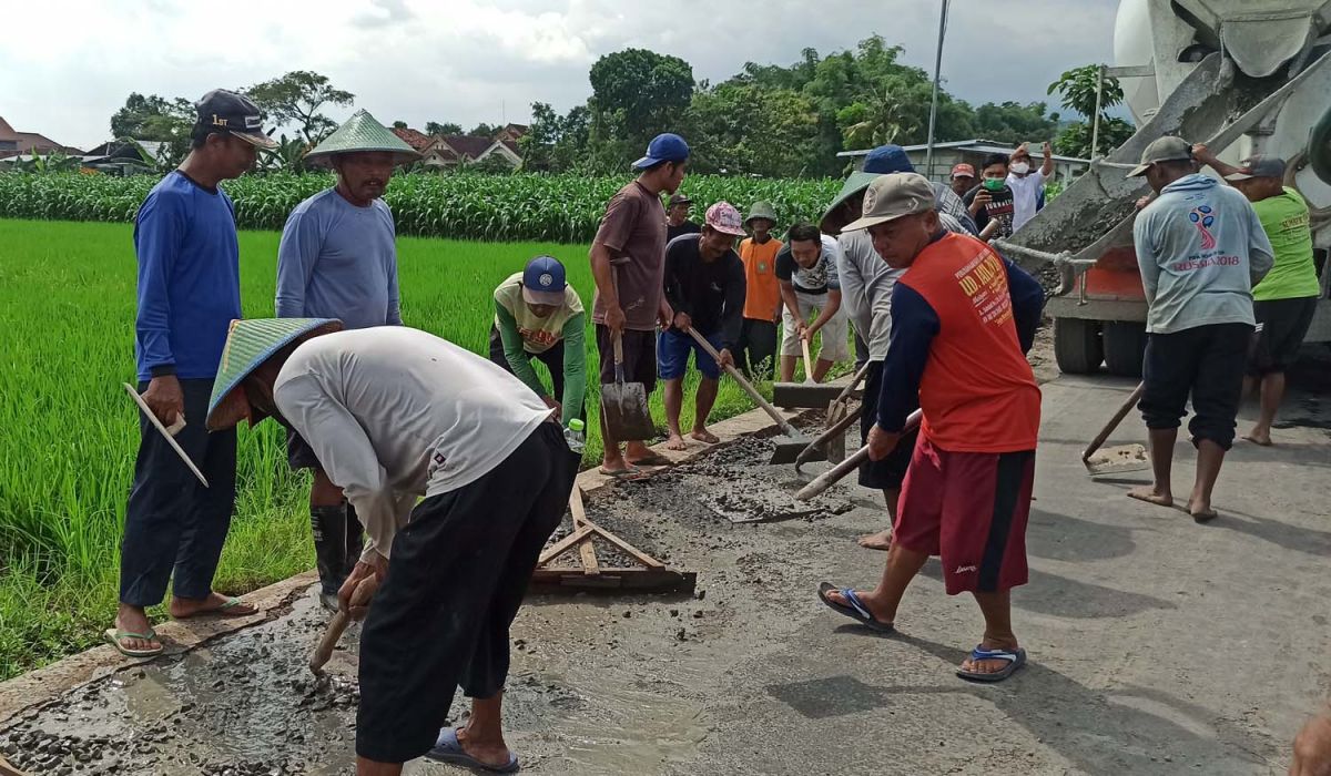 Pelebaran jalan di Dusun Ngadiro, Desa Pintu, Kecamatan Jenangan, Kabupaten Ponorogo yang dibiayai crazy rich (Foto: Mita Kusuma/jatimnow.com))
