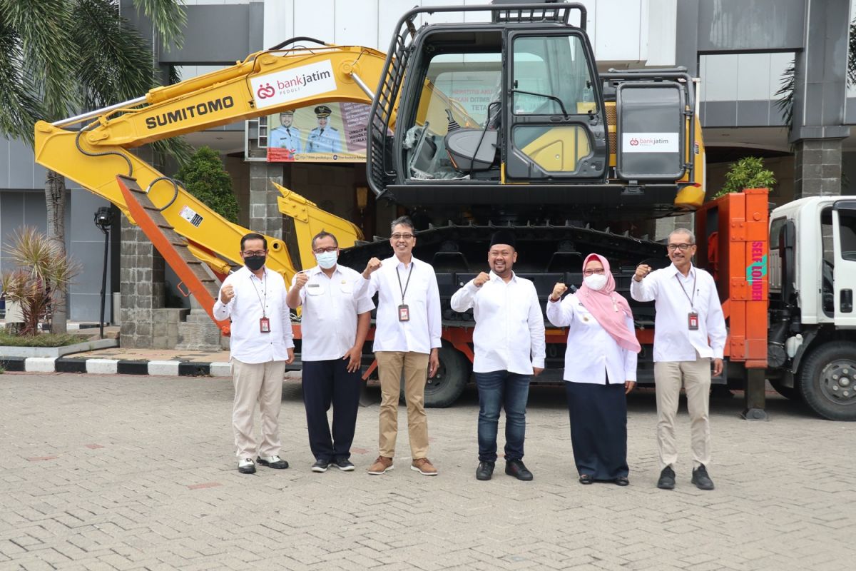 Bantuan ekskavator dari Bank Jatim untuk Pemkab Gresik.(Foto: Humas Bank Jatim/jatimnow.com)