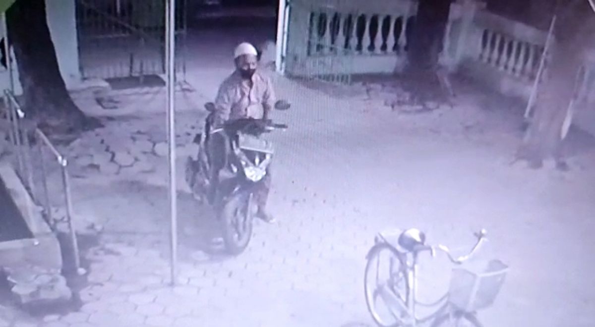 Tangkapan layar CCTV Masjid  Riyadhul Ulum.