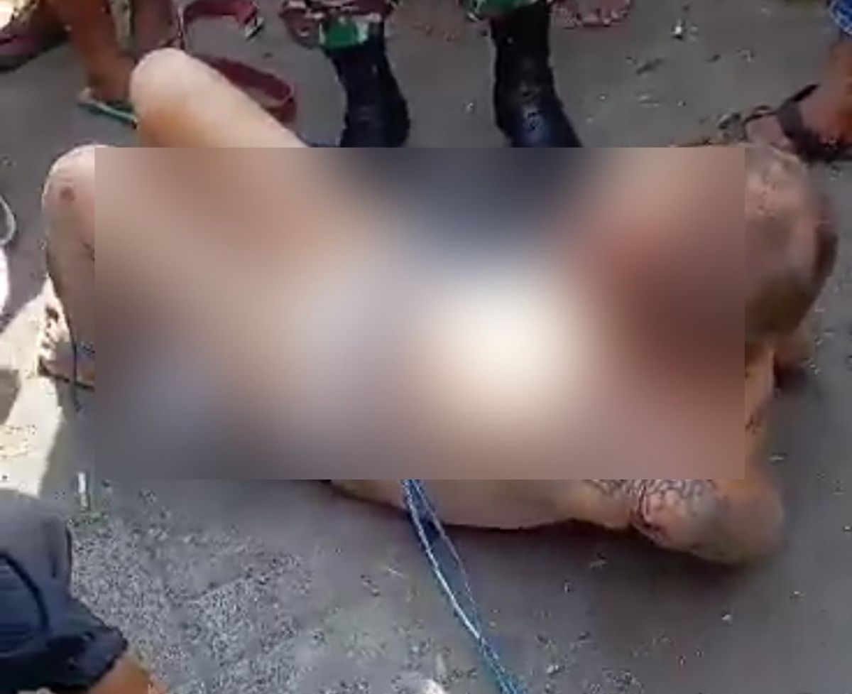 Pelaku dugaan perampasan babak belur dihajar warga. (Foto: Tangkapan layar video)