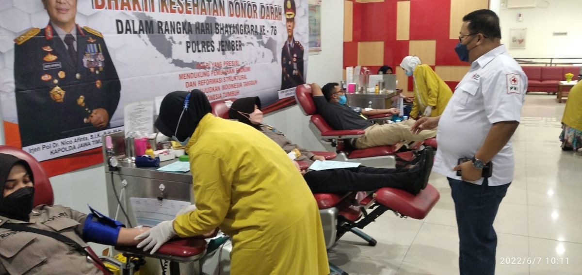 Anggota Polri saat melakukan donor di PMI Jember.(Foto: Dwi Kuntarto Aji/jatimnow.com)