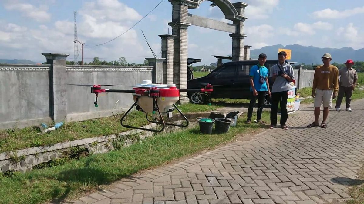 Drone yang digunakan menyemprotkan obat dan pupuk. (Foto-foto: Bramanta Pamungkas/jatimnow.com)