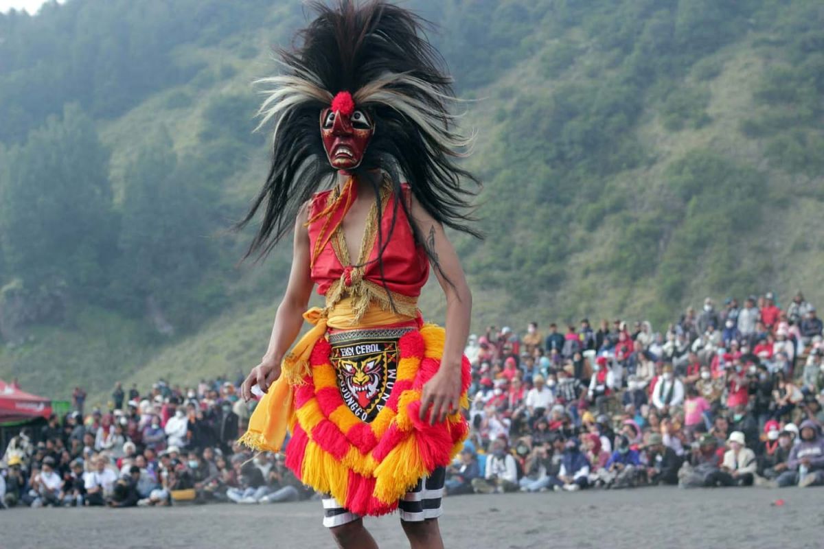 Salah satu penampilan dalam Eksotika Bromo 2022 dalam rangka menyambut Yadnya Kasada (Foto-foto: Zain Ahmad/jatimnow.com)
