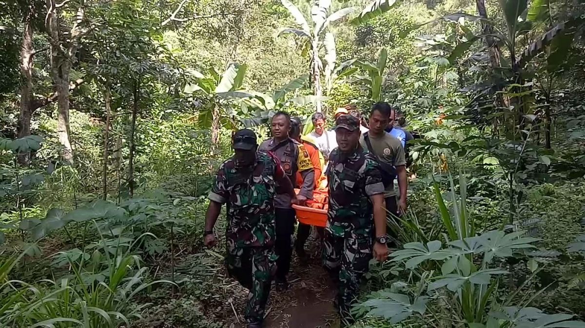 Proses evakuasi jenazah Rois Wibowo. (Foto: Moch. Rois/jatimnow.com)