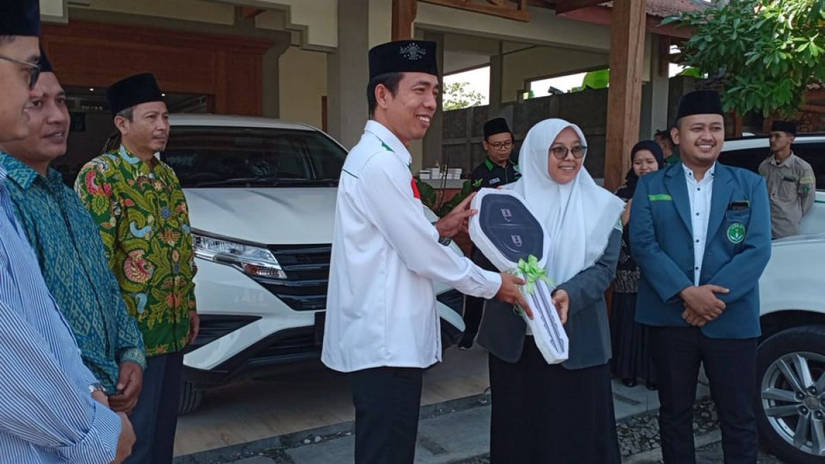 Fauzan saat menyerahkan bantuan satu unit mobil Daihatsu Terios untuk Pengurus Cabang IPNU/IPPNU Bojonegoro. (Foto: Zaki Zubaidi/jatimnow.com)