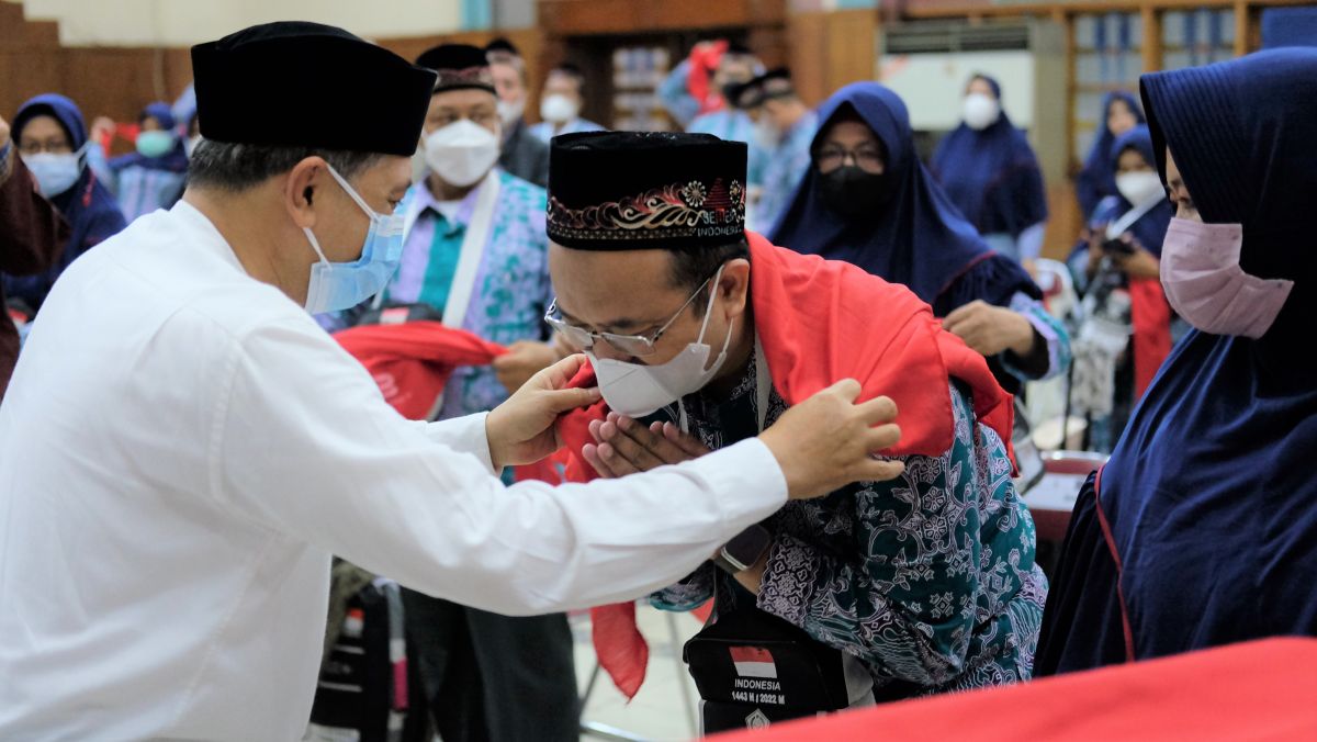 Direktur SDM dan Umum SIG, Agung Wiharto (kiri) menyematkan syal kepada Eko Cahyono, jemaah calon haji yang juga karyawan SIG (Foto-foto: Humas SIG)