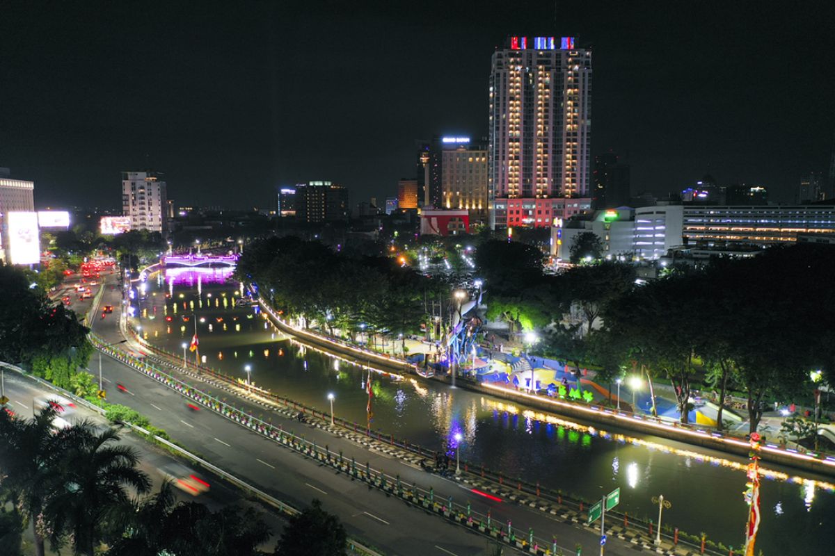 Menikmati Pesona Kalimas Melalui Wisata Susur Sungai