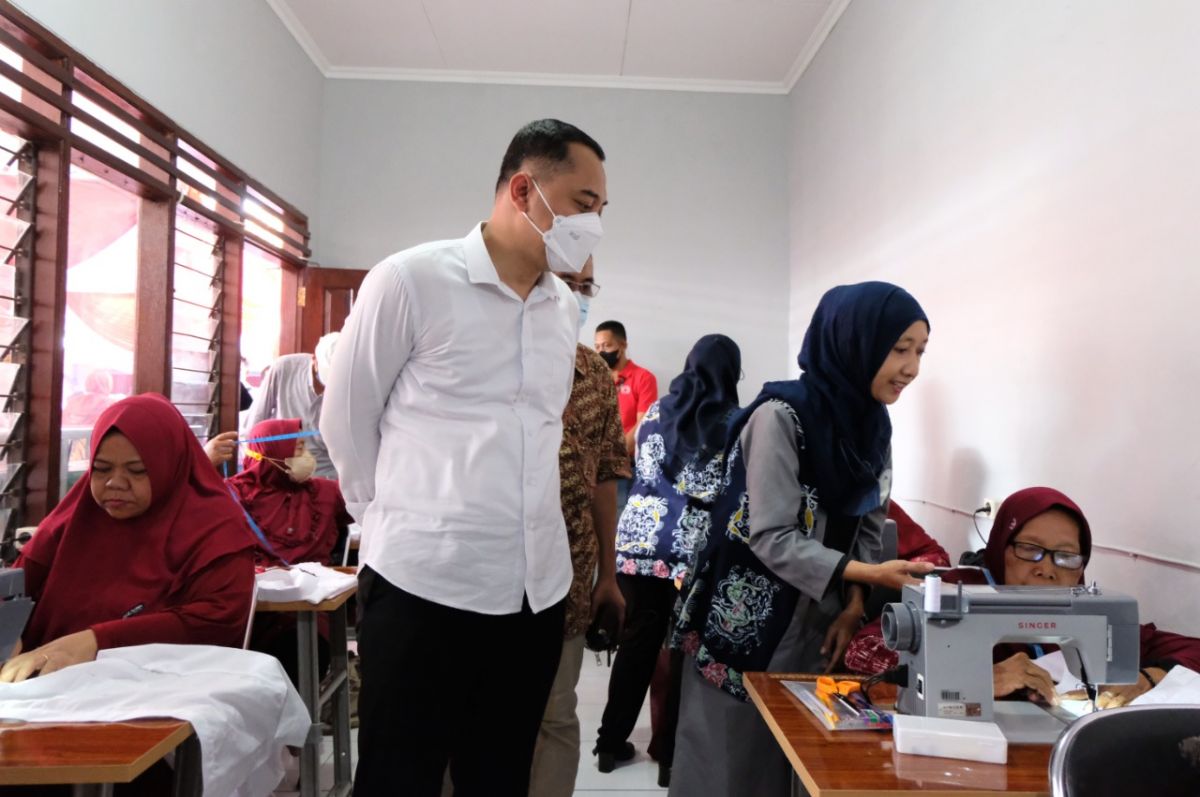 Wali Kota Surabaya Eri Cahyadi saat meninjau salah satu rumah padat karya. (Foto-foto: Humas Pemkot Surabaya/jatimnow.com)