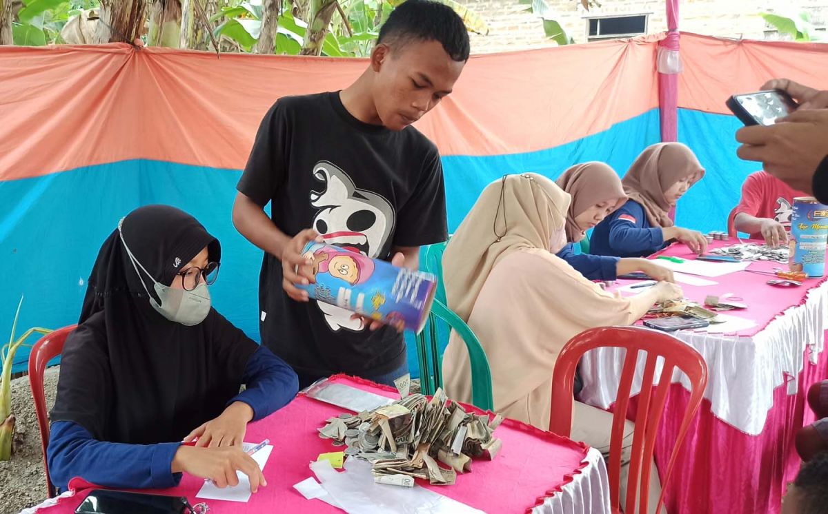 Pembongkaran celengan anak-anak dalam Gerakan Menabung di Desa Sukosari, Ponorogo (Foto: Mita Kusuma/jatimnow.com)