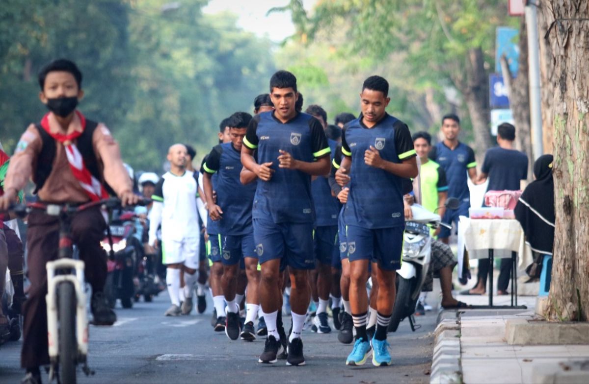 Skuat Gresik United saat menjalani cross country.(Foto: Gresik United Official for jatimnow.com)
