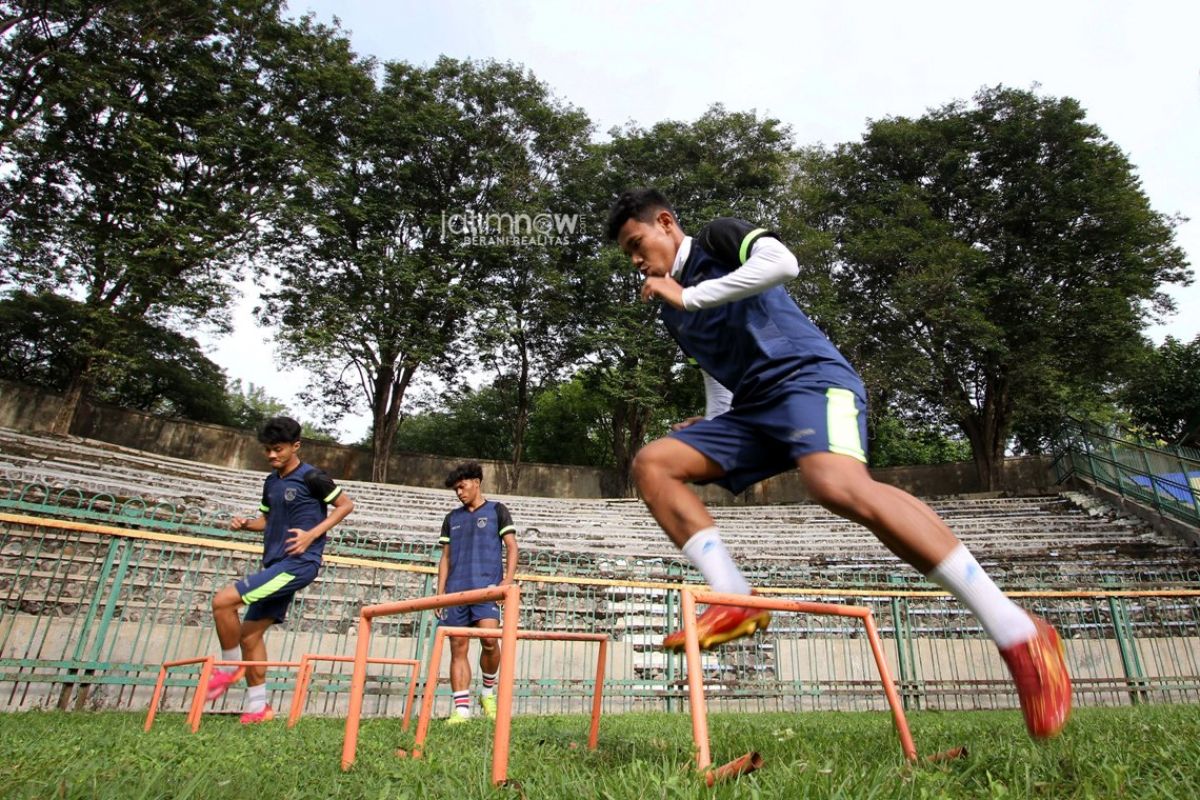 Foto-foto: Skuad Gresik United latihan di Stadion Petrokimia Gresik, Kamis (9/6/2022).(Foto: Sahlul Fahmi)