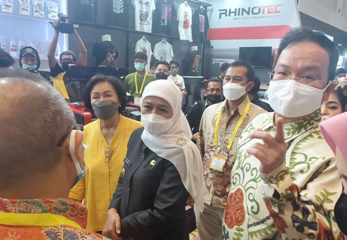 Gubernur Khofifah saat berkunjung ke booth printing di Grand City. (Foto: Ni'am Kurniawan/jatimnow.com)
