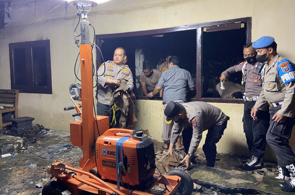 Gudang perlengkapan Samapta Polres Kediri Kota yang terbakar (Foto: Yanuar Dedy/jatimnow.com)